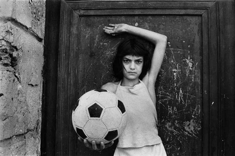  Letizia Battaglia - Bambina col pallone 